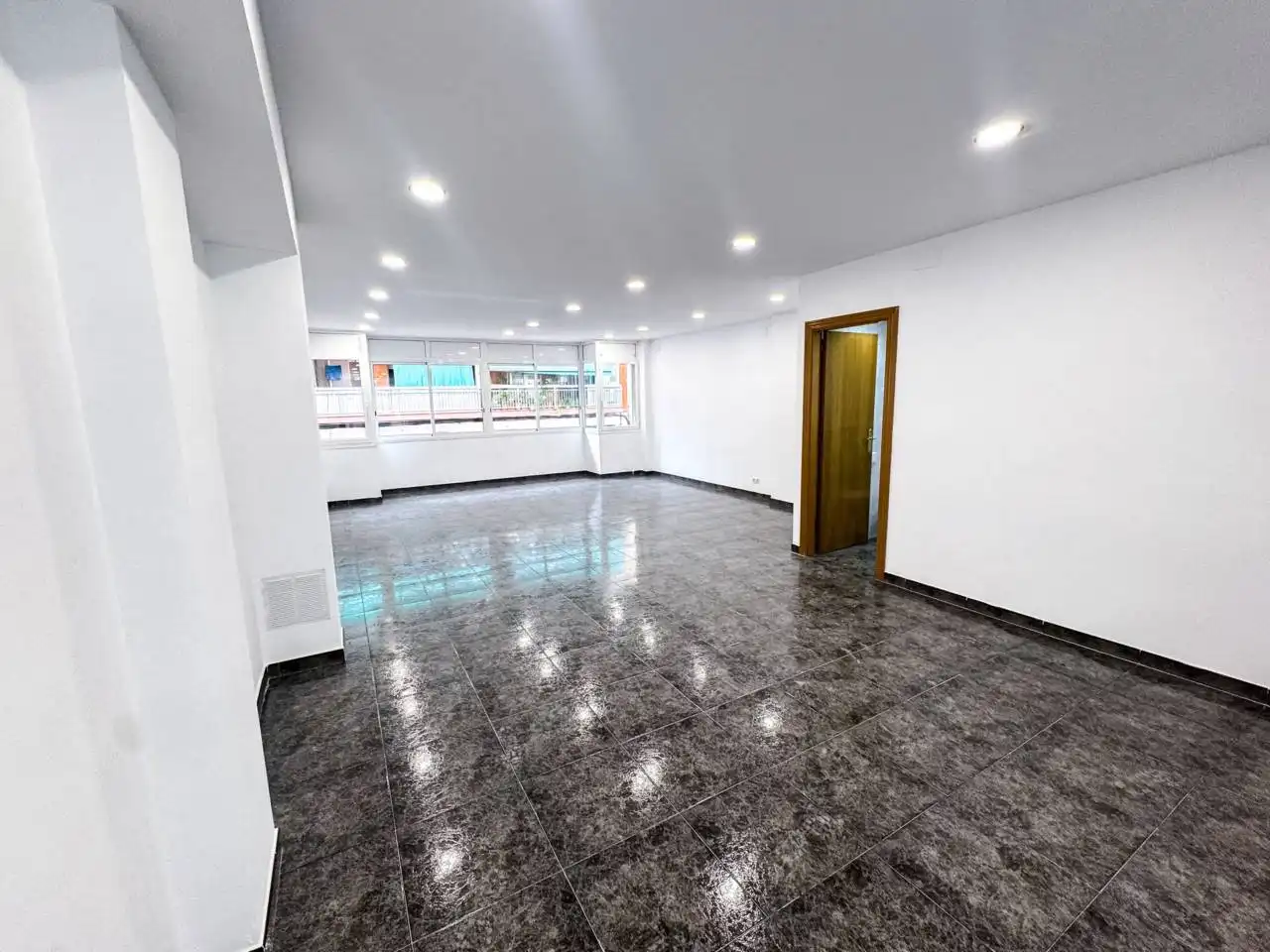 Local en venta en Calle Don Pelayo, 105, La Salut