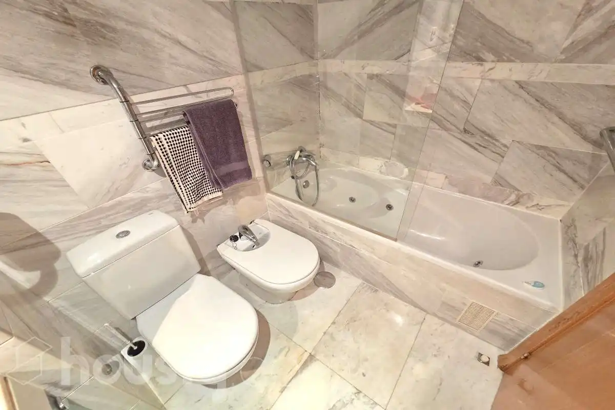 Bathroom of Flat for rent in Madrid  with Air Conditioner, Heating and Parquet flooring