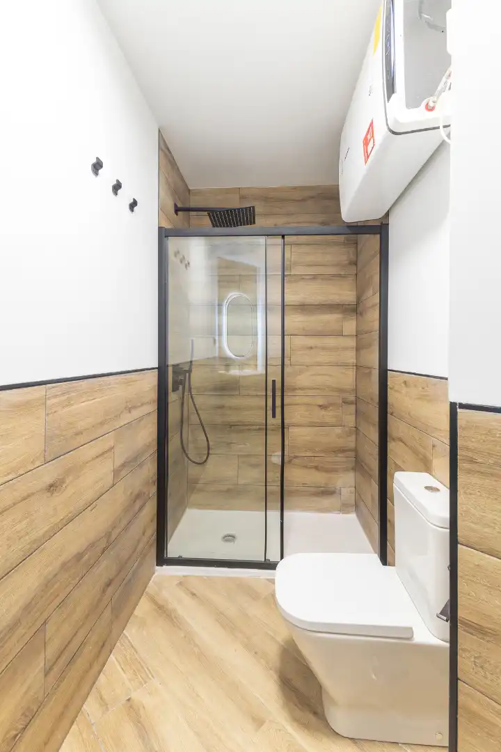 Bany de Apartament de lloguer en Madrid amb Aire condicionat, Calefacció i Moblat