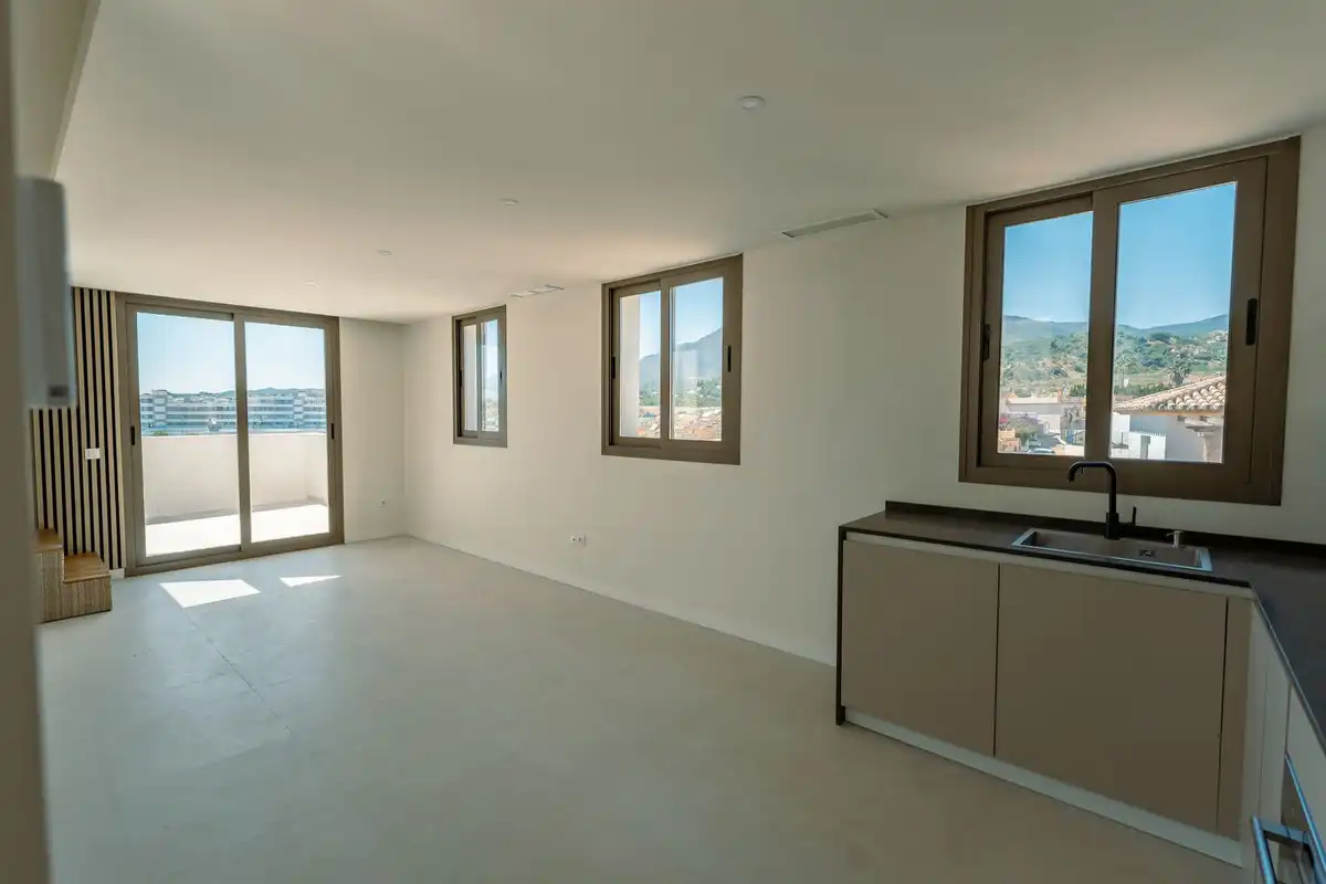 Sala d'estar de Dúplex en venda en Estepona amb Terrassa, Traster i Piscina