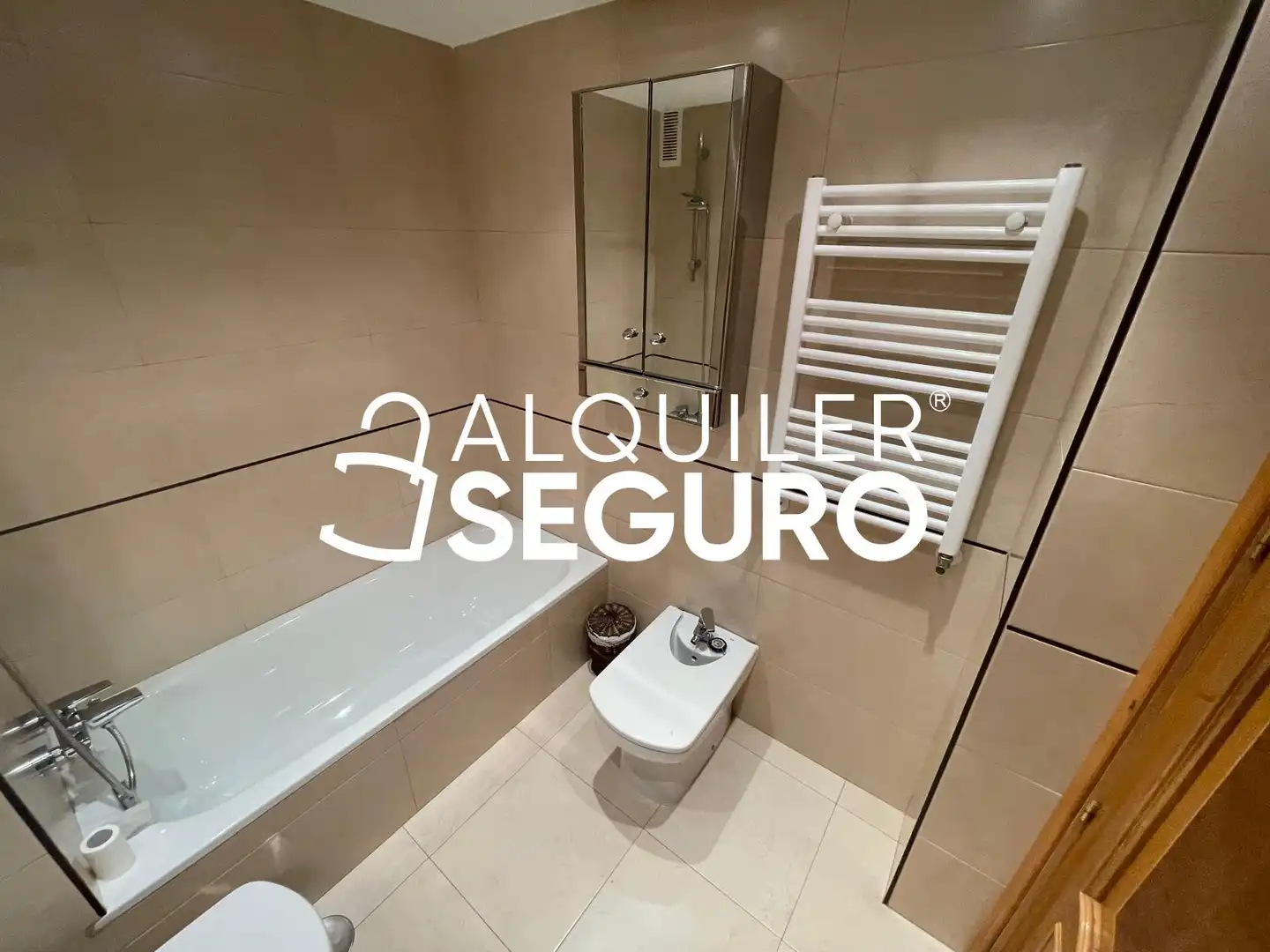 Baño de Piso de alquiler en Madrid con Calefacción, Terraza y Amueblado