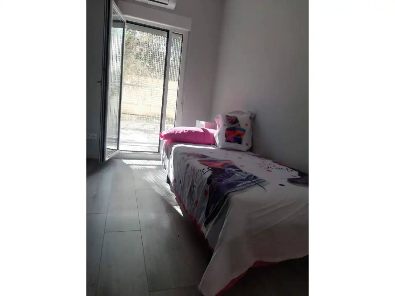 Habitación de Apartamento de alquiler en Burgos con Calefacción, Terraza y Amueblado