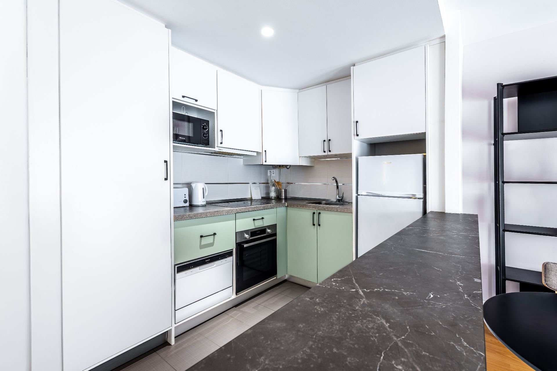 Cuina de Pis de lloguer en Málaga Capital amb Aire condicionat i Moblat