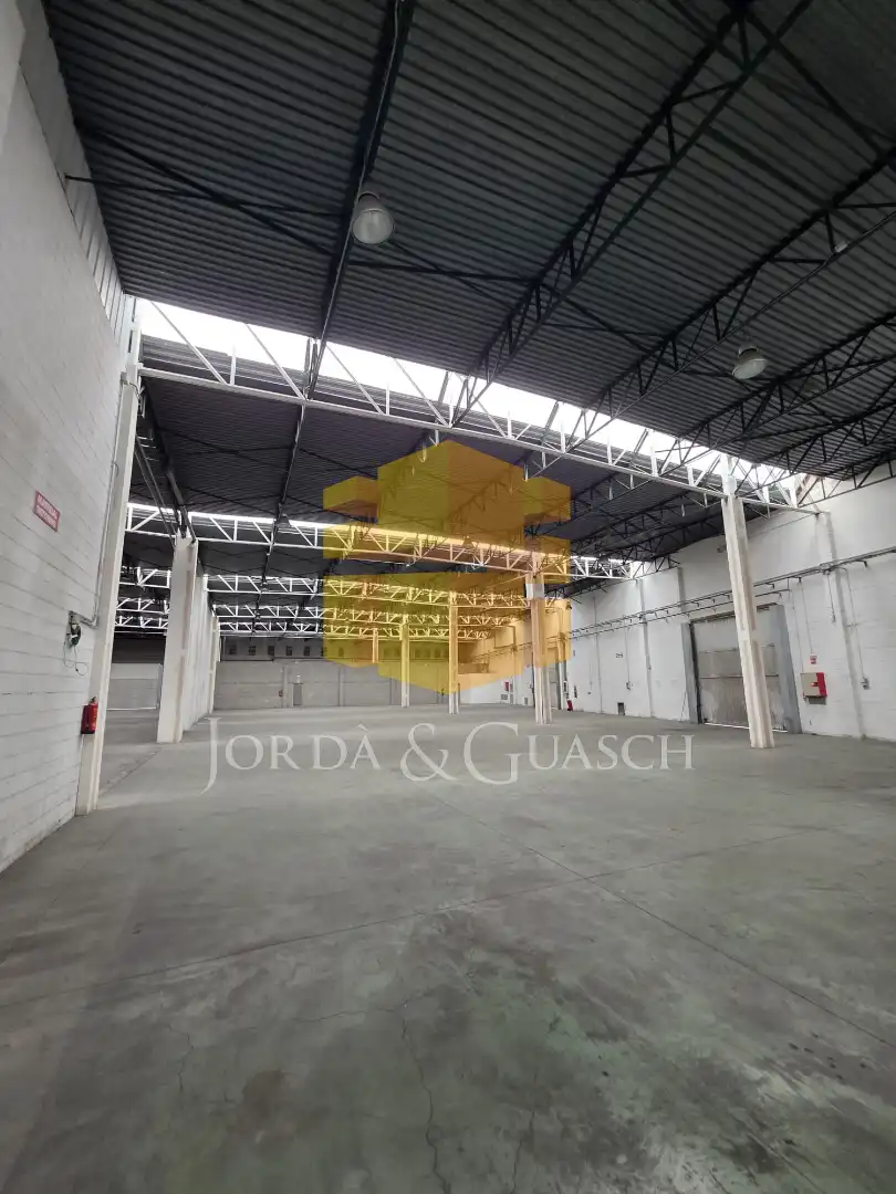 Industrial building with lift to rent in Carrer Química 30, imagen 2