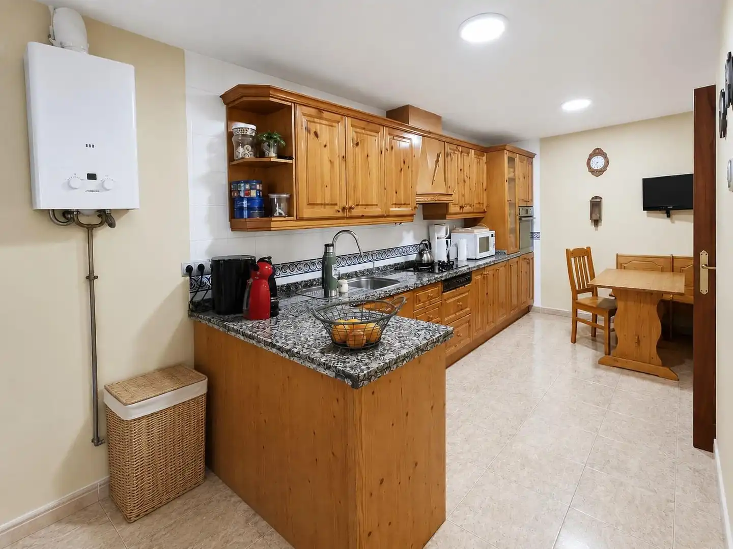 Cuina de Casa o xalet en venda en El Campello amb Aire condicionat, Jardí privat i Terrassa