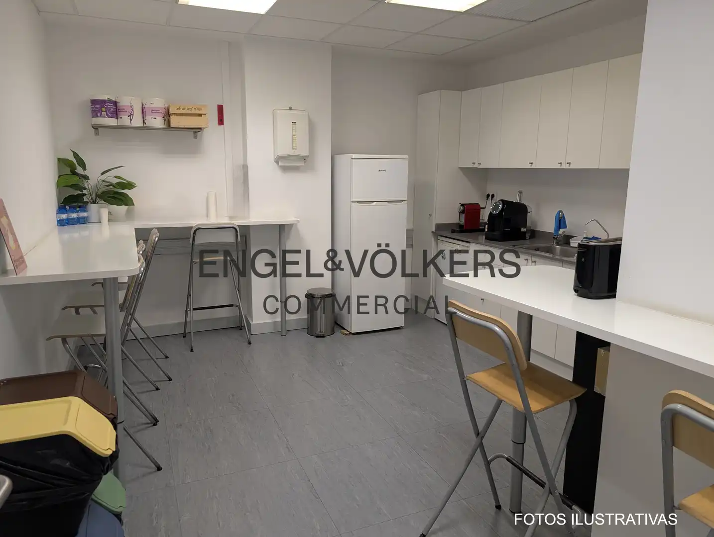 Kitchen of Office for rent in Barcelona  with Air Conditioner
