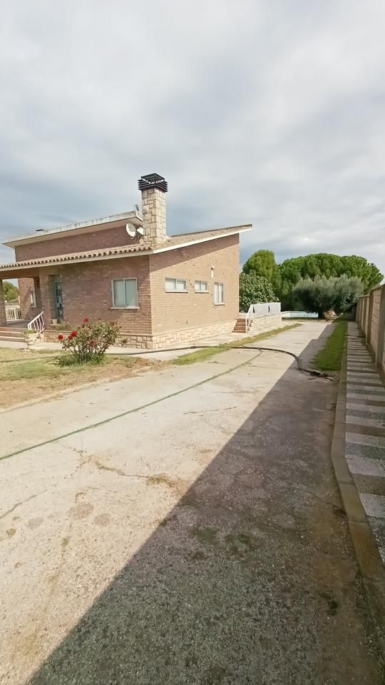 Vista exterior de Casa o xalet en venda en Pinseque amb Calefacció, Jardí privat i Piscina