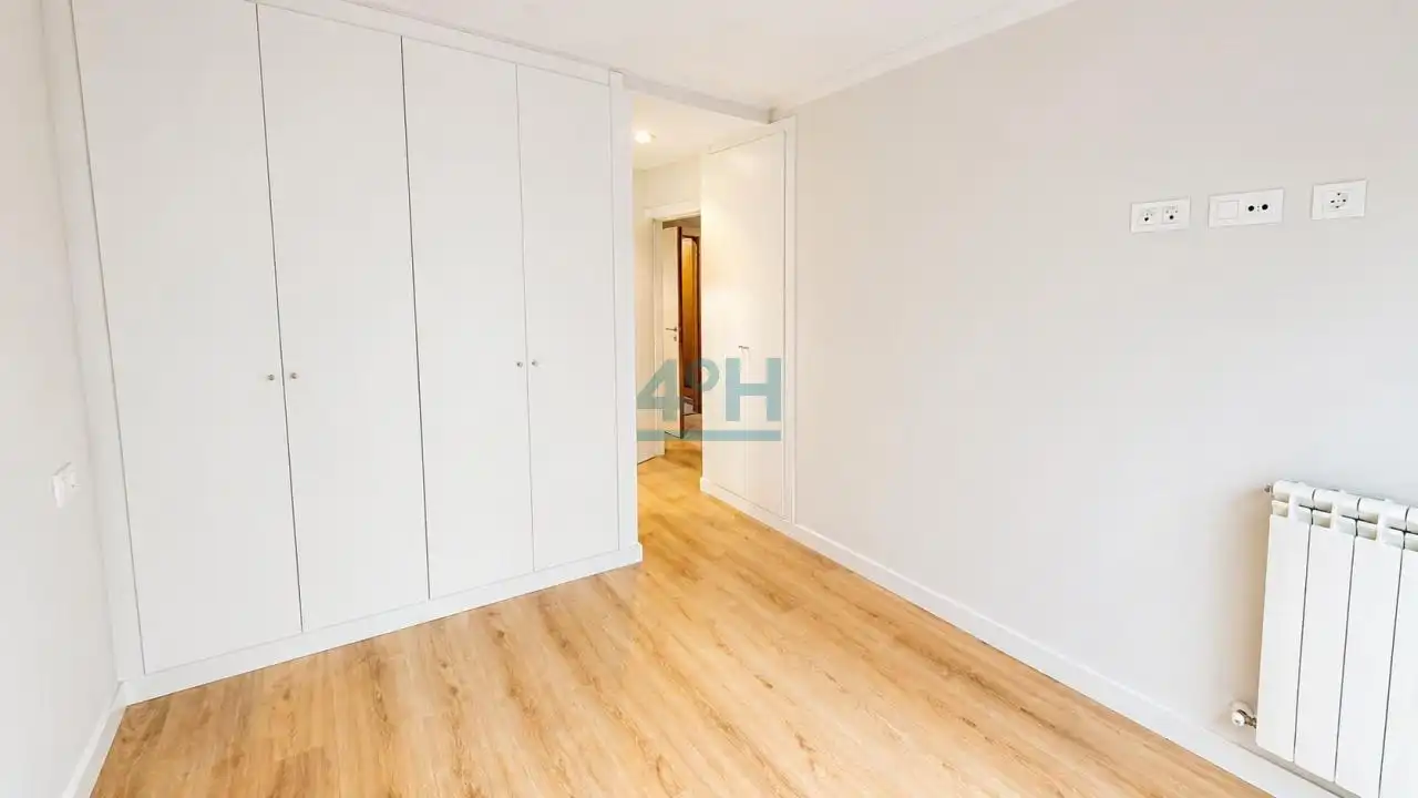 Habitación de Apartamento en venta en Ourense Capital  con Calefacción y Balcón