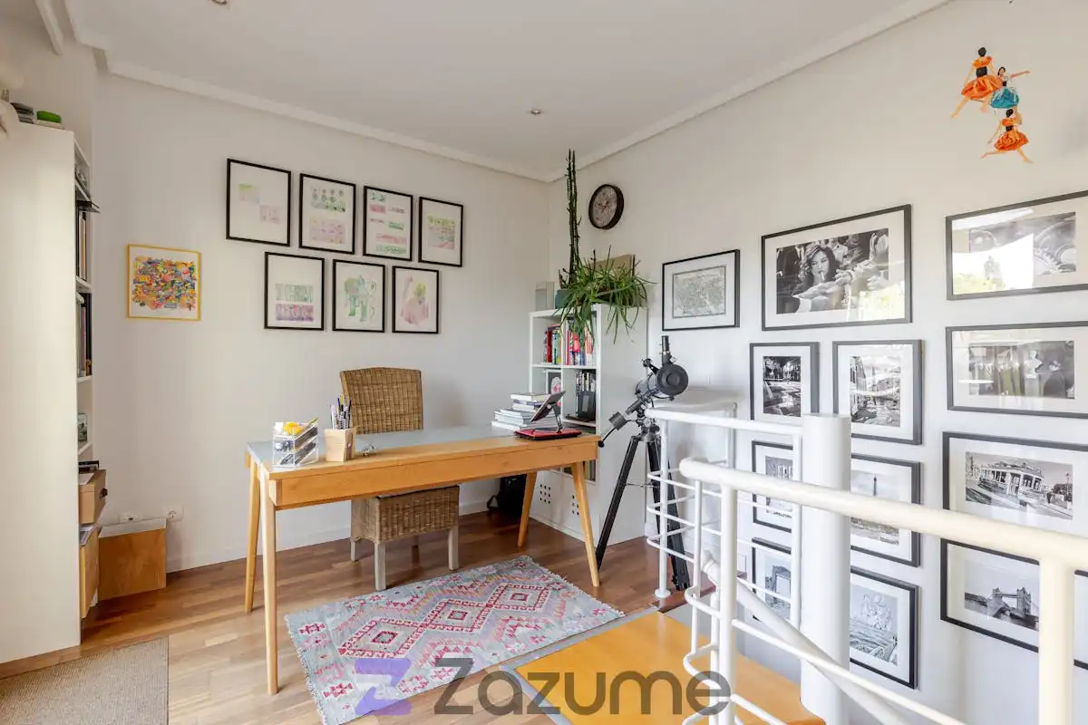 Living room of Flat for rent in Pozuelo de Alarcón  with Air Conditioner, Heating and Parquet flooring