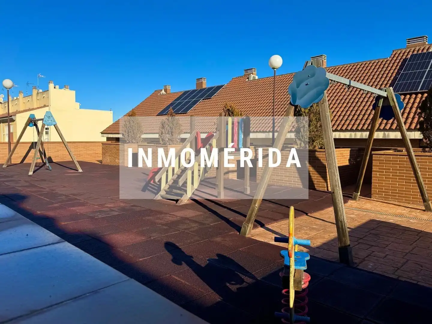 Vista exterior de Casa adosada en venta en Mérida con Aire acondicionado, Calefacción y Jardín privado