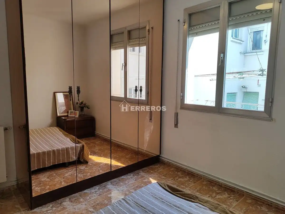 Habitación de Apartamento en venta en  Logroño con Calefacción y Amueblado