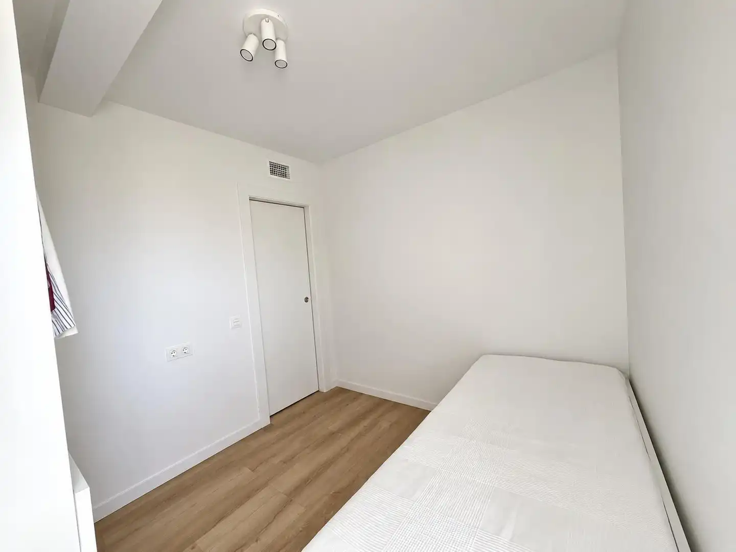 Habitación de Ático en venta en Almería con Aire acondicionado, Calefacción y Jardín privado