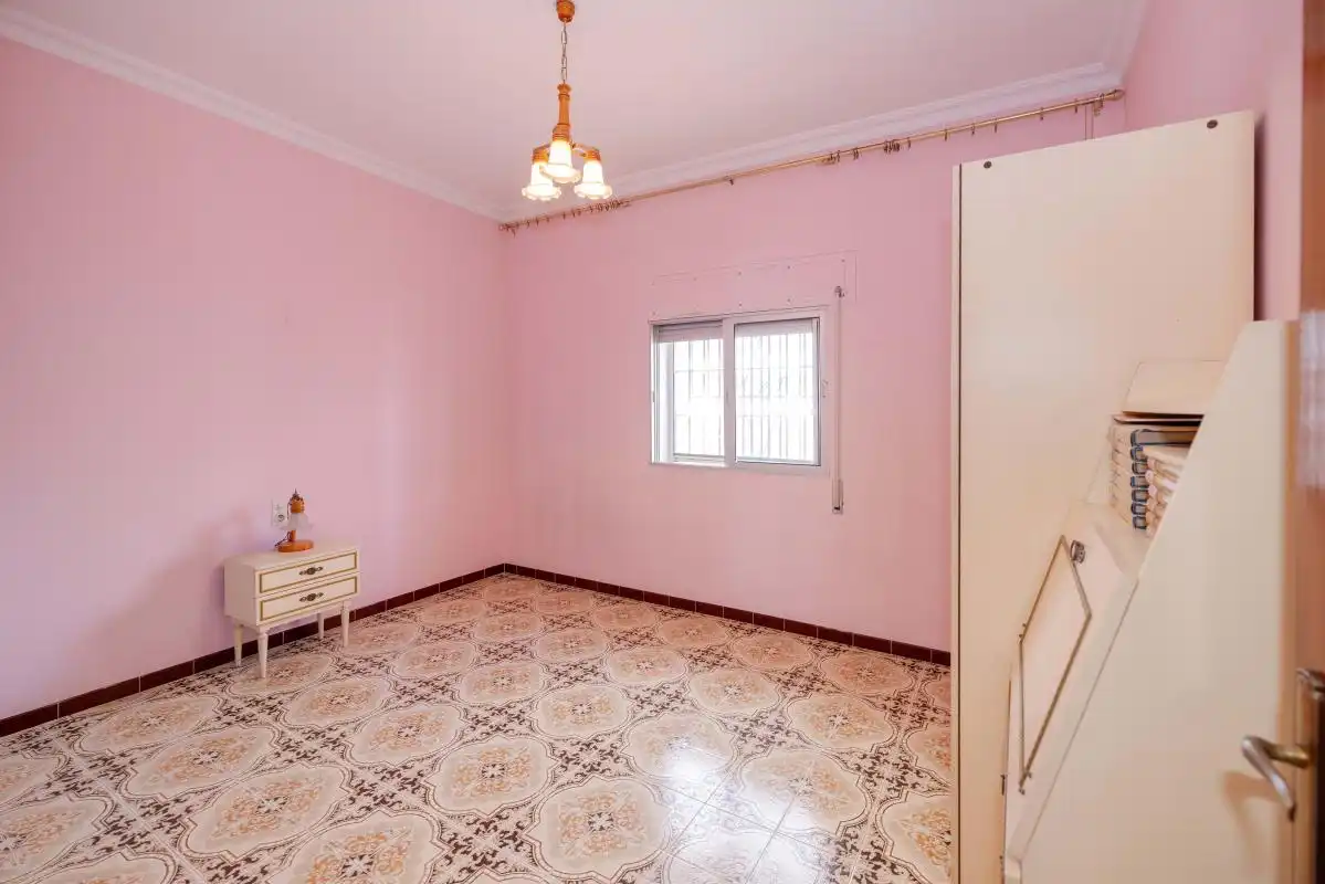 Dormitori de Casa adosada en venda en Dos Hermanas amb Aire condicionat, Calefacció i Jardí privat