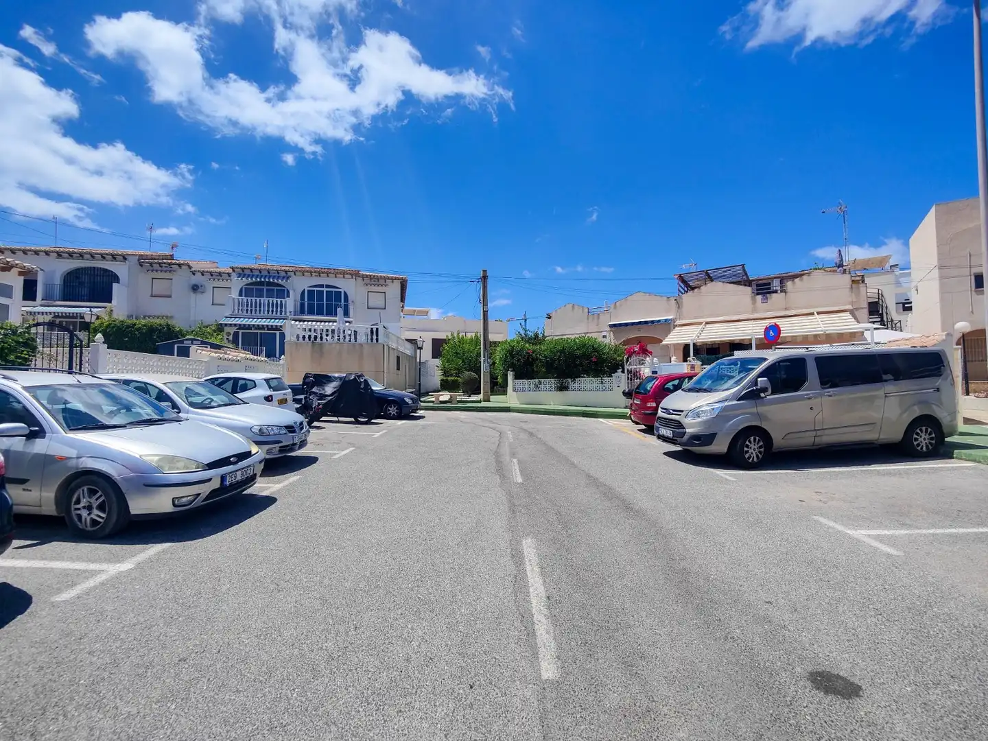 Parkplatz von Einfamilien-Reihenhaus zum Verkauf in Torrevieja mit Klimaanlage, Privatgarten und Terrasse