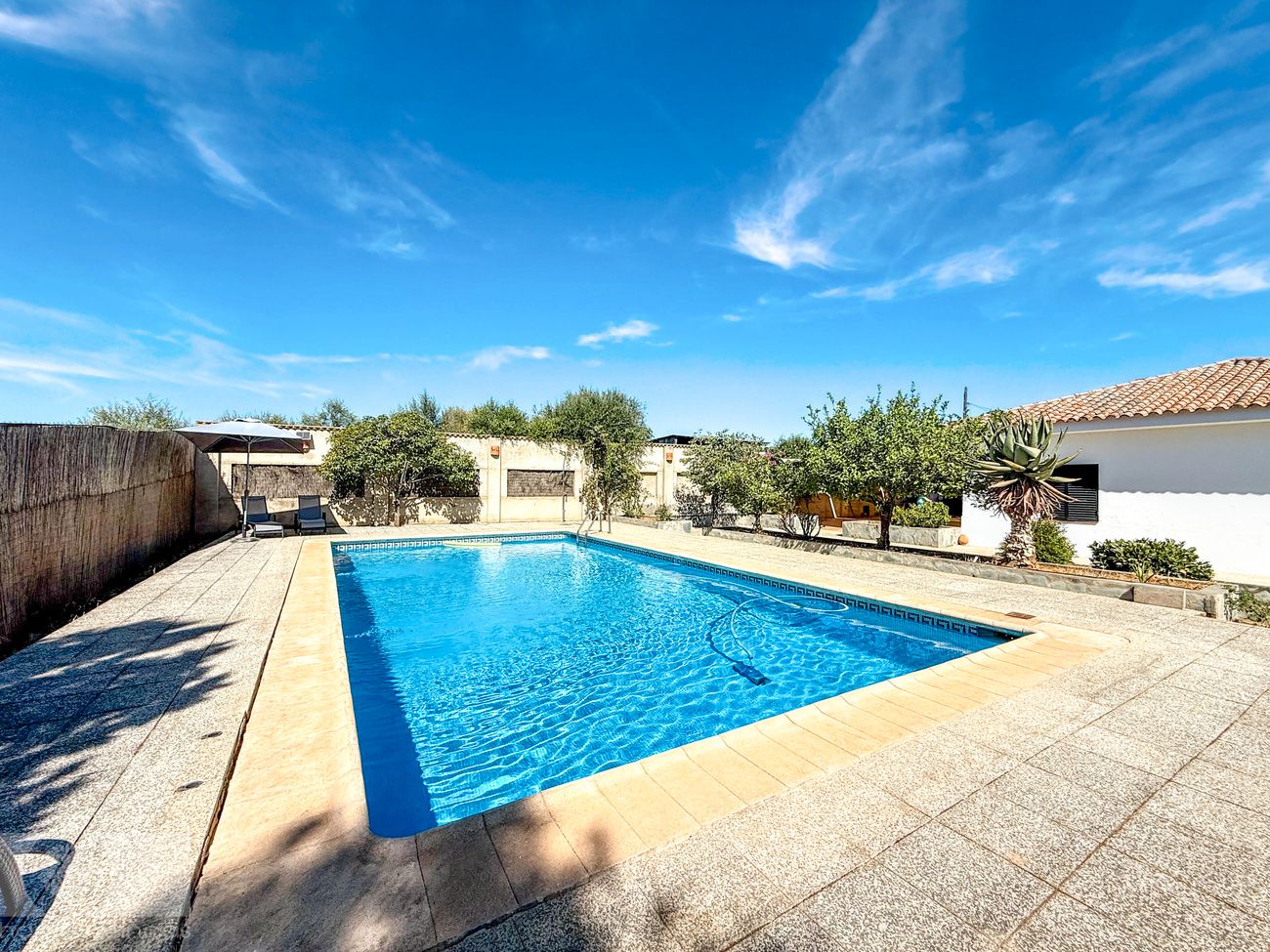 Piscina de Finca rústica en venda en Beas amb Jardí privat, Piscina i Moblat