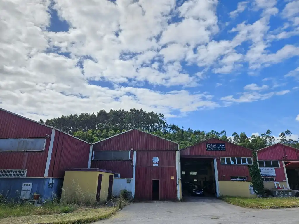 Vista exterior de Nave industrial en venta en Gozón