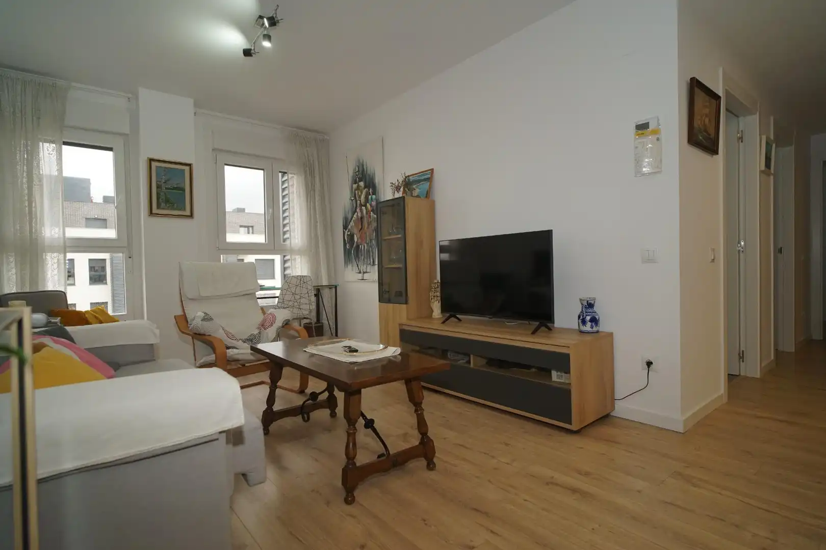 Wohnzimmer von Wohnung zur Miete in Santa Cruz de Bezana mit Parkett