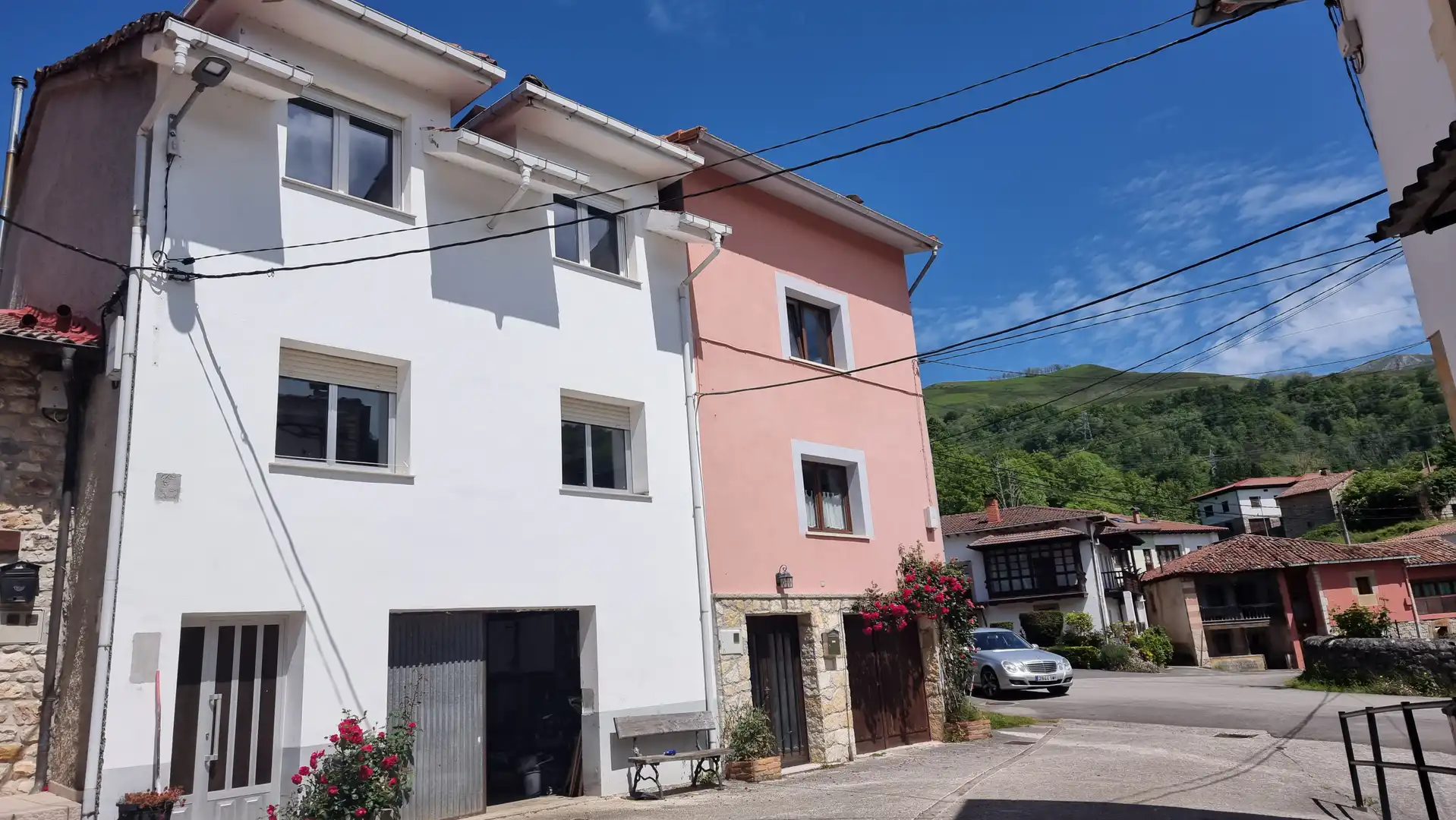 Vista exterior de Casa adosada en venda en Cabrales amb Calefacció i Moblat