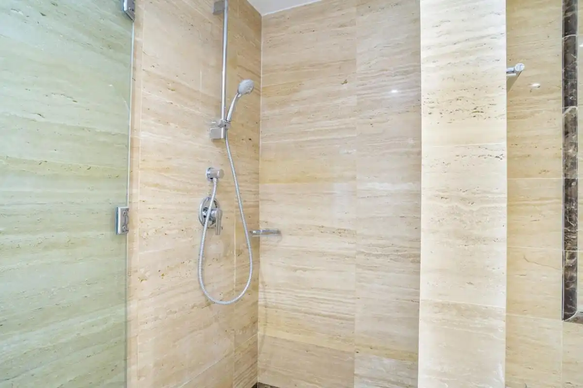 Badezimmer von Erdgeschoss zum Verkauf in Marbella mit Klimaanlage, Heizung und Privatgarten