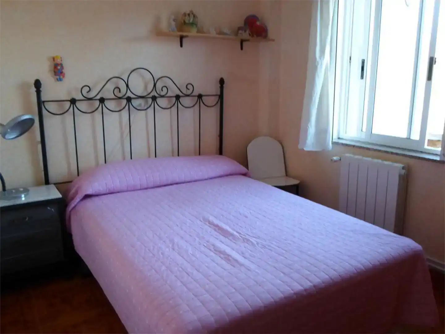 Schlafzimmer von Haus oder Chalet zur Miete in Miño mit Privatgarten, Abstellraum und Möbliert