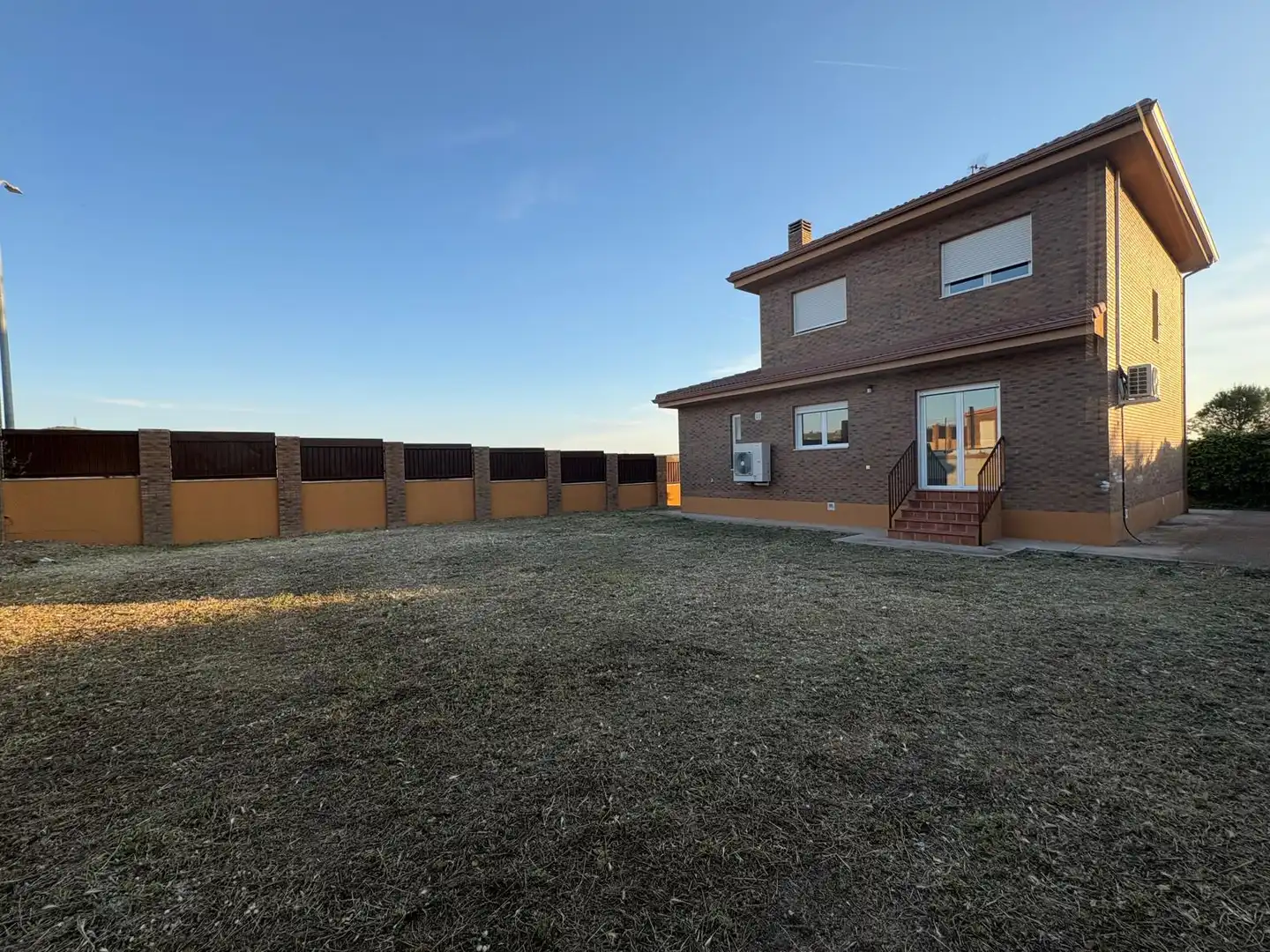 Vista exterior de Casa o xalet en venda en Torres de la Alameda amb Aire condicionat, Calefacció i Jardí privat