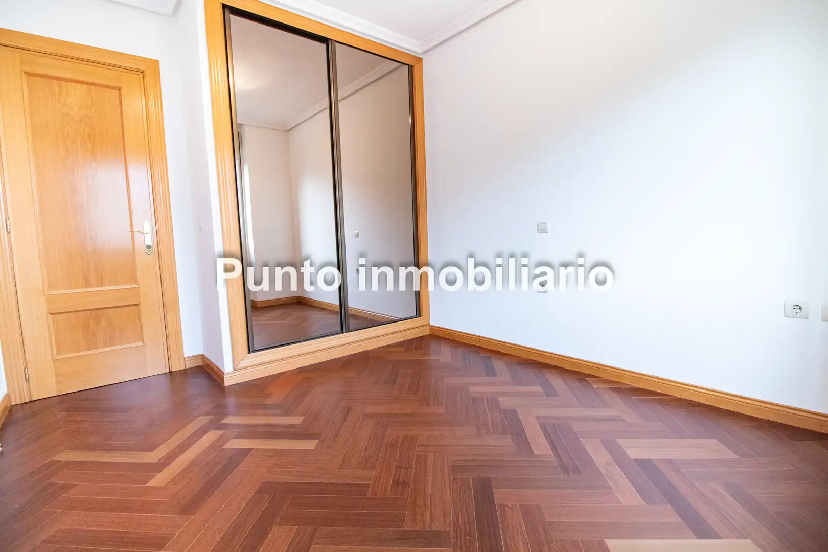 Bedroom of Flat for rent in Valladolid  with Heating and Parquet flooring