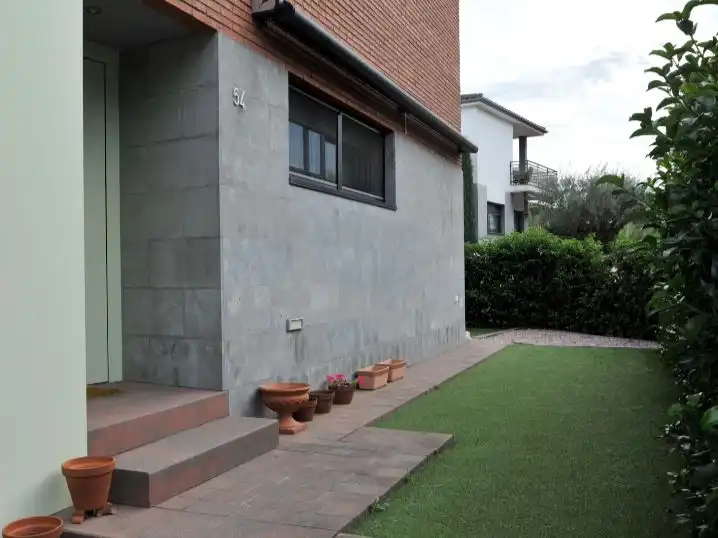 Casa aparellada amb jardí en venda a Carrer Marroc 54, imagen 2