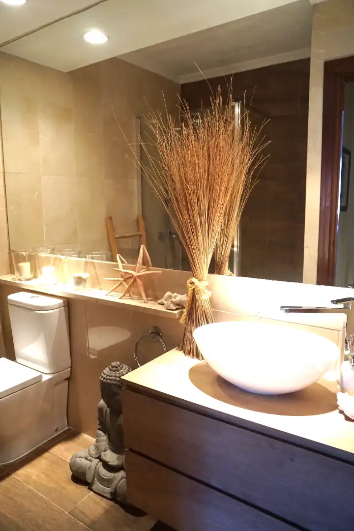 Badezimmer von Einfamilien-Reihenhaus zum Verkauf in Badalona mit Klimaanlage, Heizung und Privatgarten
