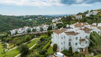 Vista exterior de Apartament en venda en Benahavís amb Aire condicionat, Calefacció i Terrassa