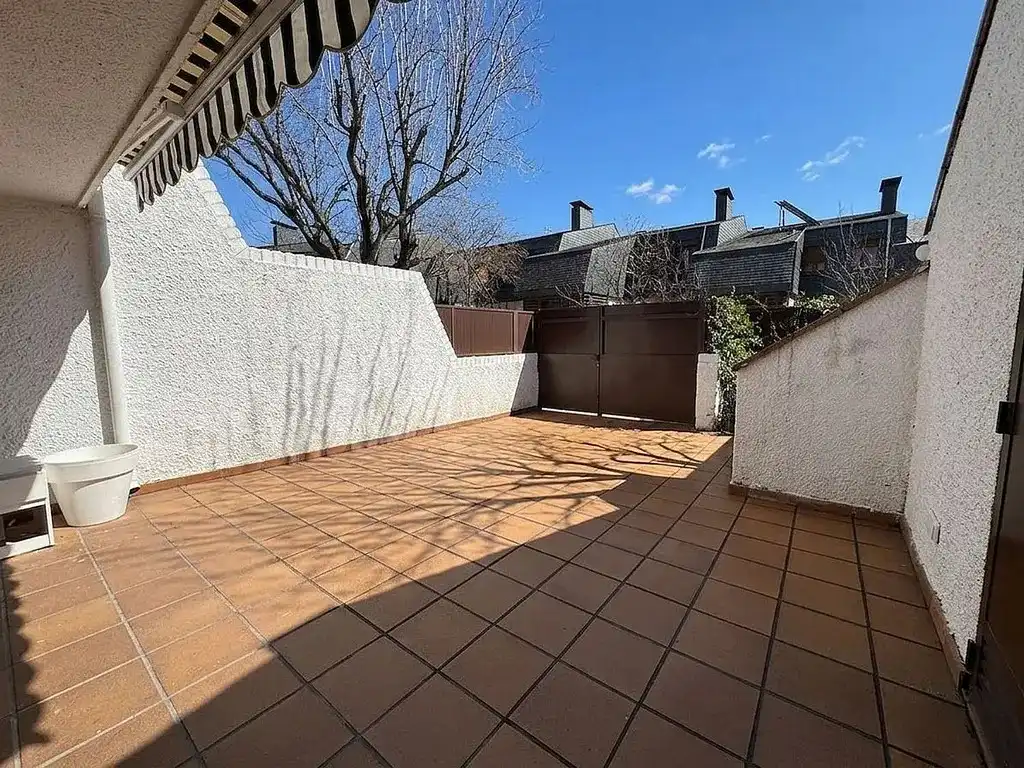 Terraza de Casa adosada en venta en El Escorial con Calefacción, Jardín privado y Parquet
