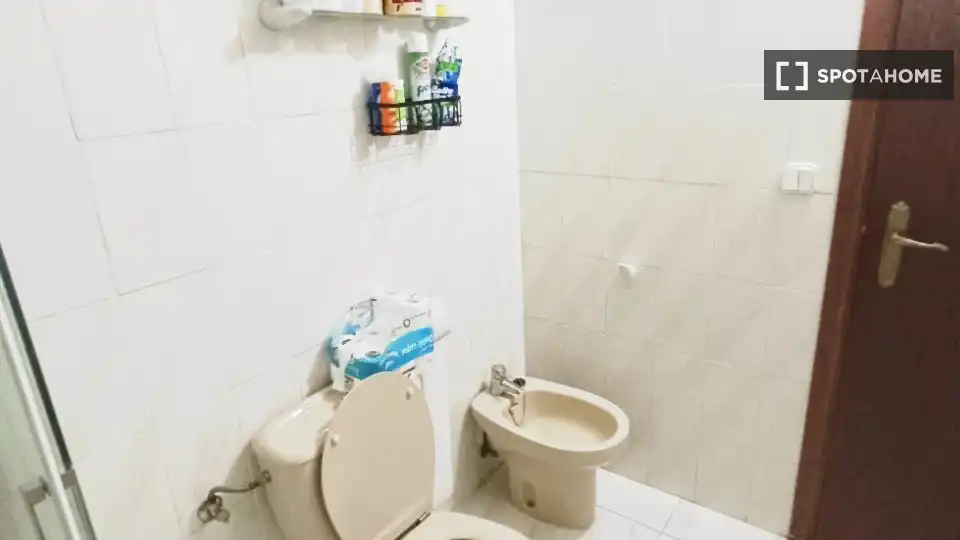 Badezimmer von Wohnungen zur untervermieten in Benidorm mit Klimaanlage, Terrasse und Möbliert