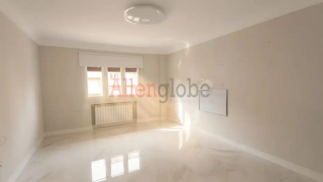 Sala d'estar de Pis en venda en Oviedo  amb Calefacció, Terrassa i Traster
