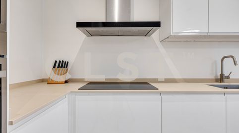Desde CLST te presentamos este encantador ático dúplex en una finca regia en pleno corazón de Rambla Cataluña