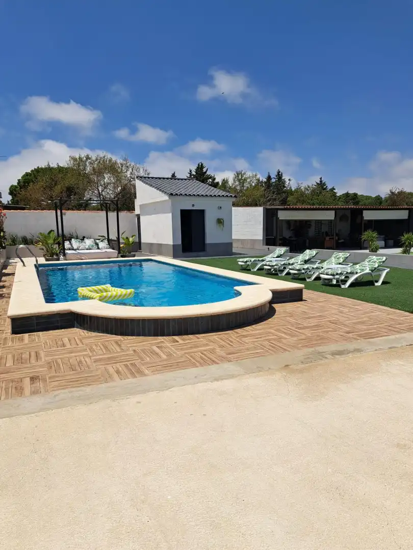 Piscina de Casa o xalet en venda en Chiclana de la Frontera amb Aire condicionat, Jardí privat i Terrassa