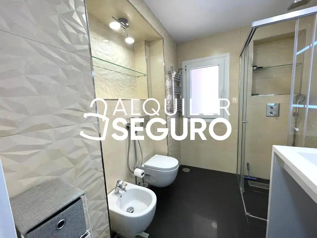 Bathroom of Flat for rent in Madrid  with Air Conditioner, Heating and Furnished