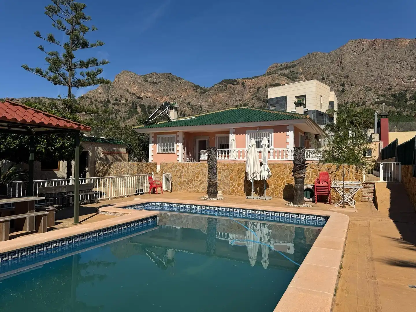 Vista exterior de Casa o xalet en venda en Orihuela amb Aire condicionat, Jardí privat i Traster