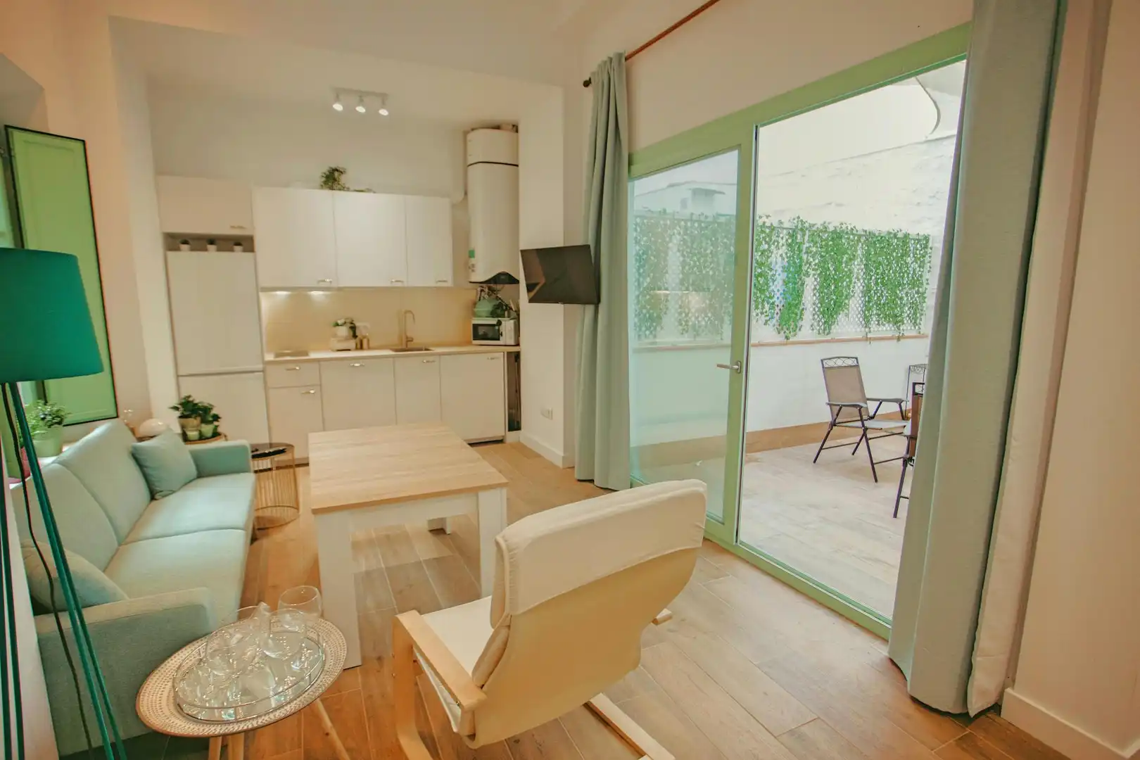 Living room of Flat for rent in Sevilla  with Air Conditioner, Heating and Private garden