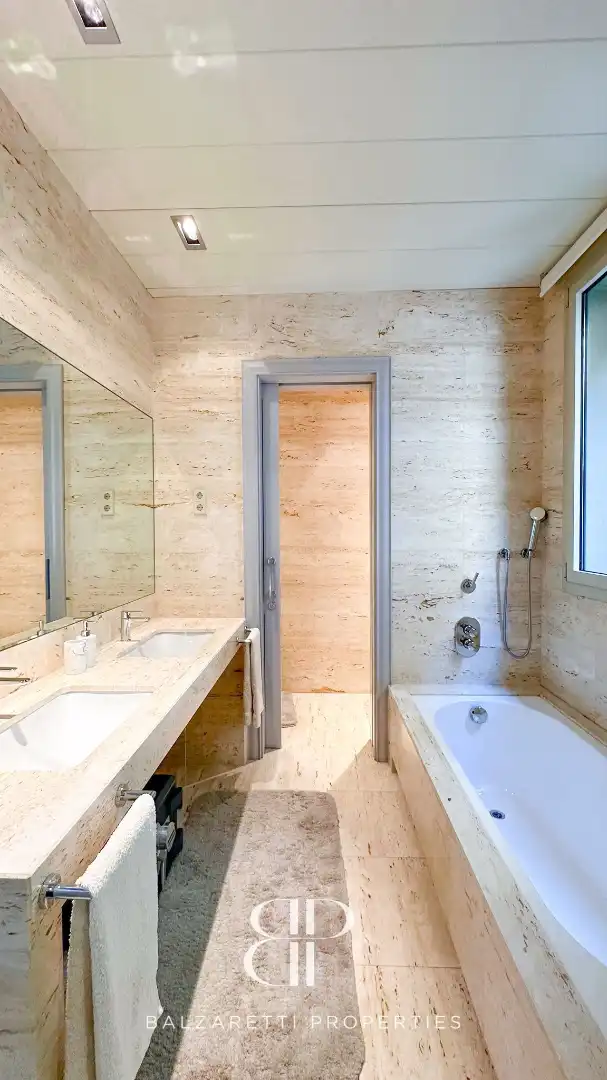 Badezimmer von Wohnung zur Miete in Barcelona mit Klimaanlage, Heizung und Parkett