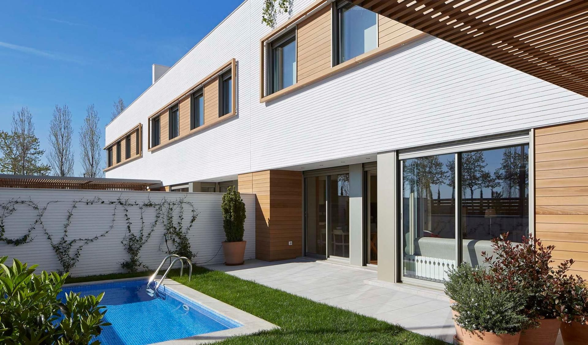 Vista exterior de Casa o xalet en venda en Sabadell amb Aire condicionat, Jardí privat i Parquet