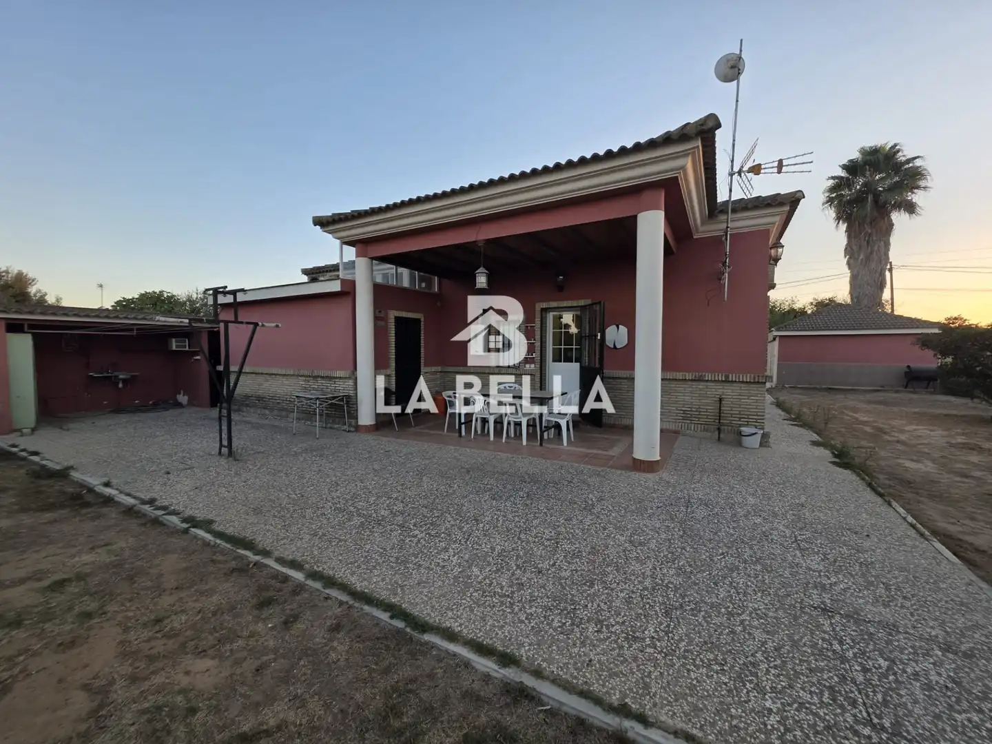 Vista exterior de Casa o xalet en venda en Sevilla amb Aire condicionat, Jardí privat i Traster