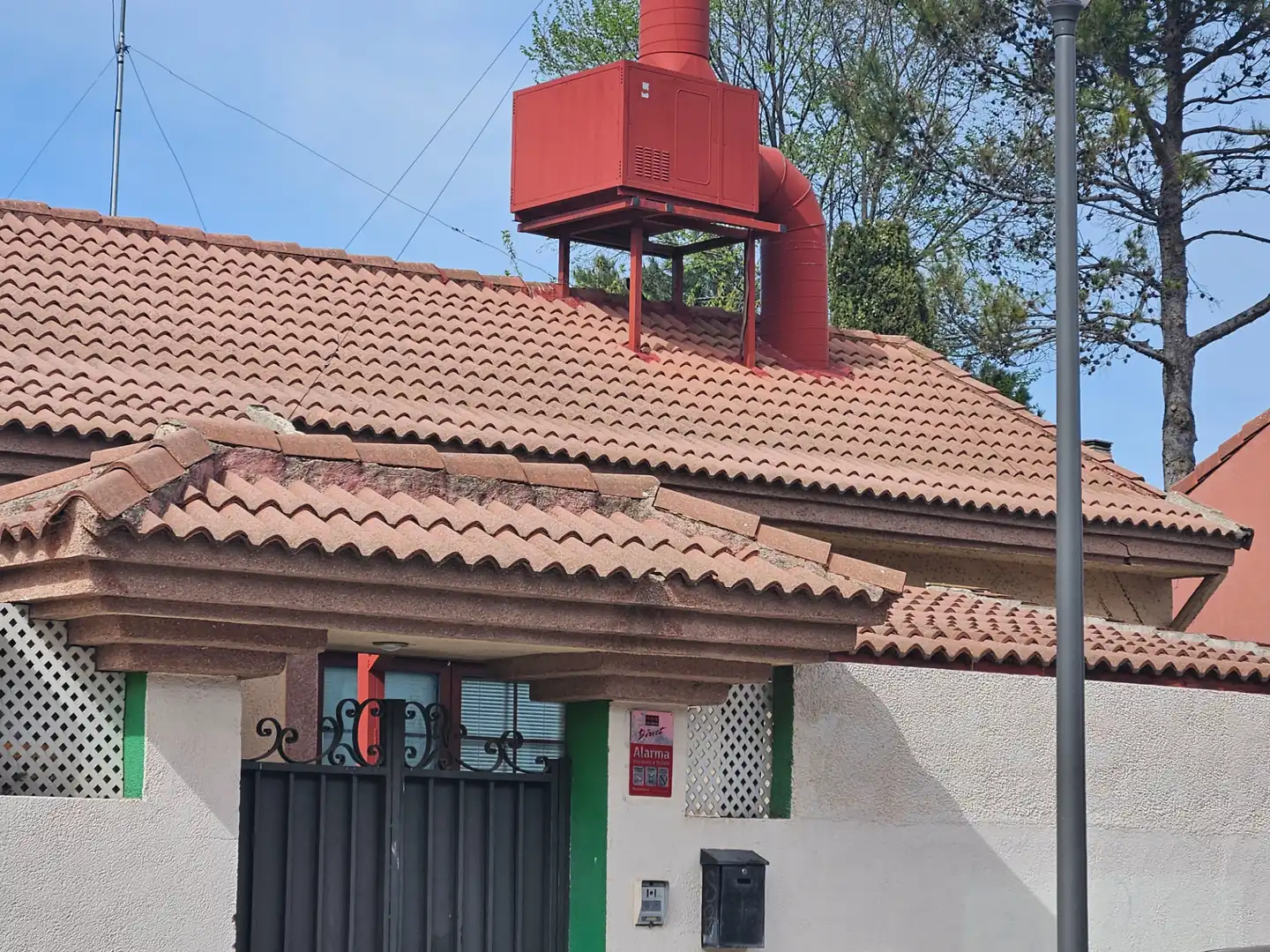 Vista exterior de Local en venda en Tres Cantos amb Moblat i Alarma