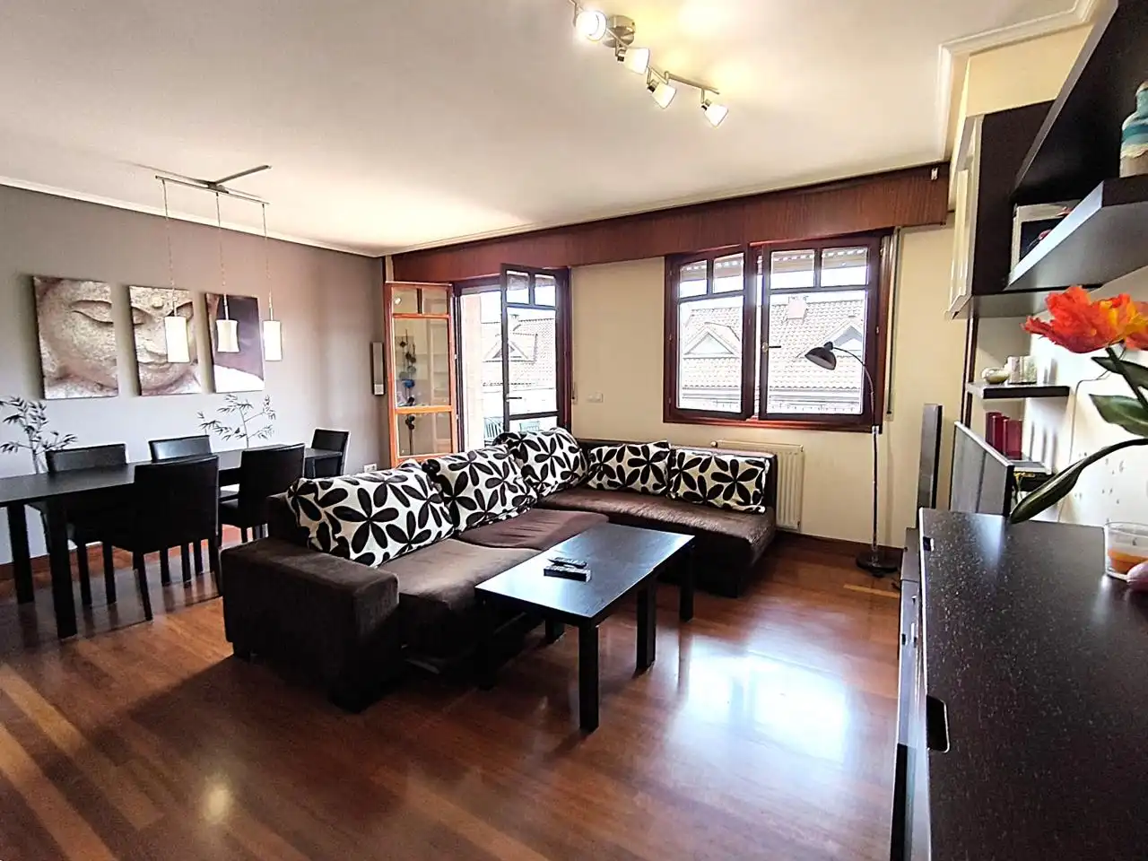 Sala de estar de Casa adosada en venta en Castro-Urdiales con Calefacción, Terraza y Balcón