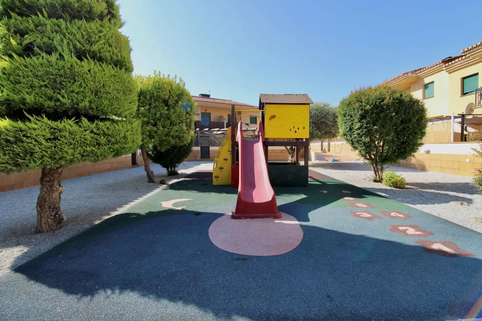 Aparcament de Casa adosada en venda en Alhendín amb Jardí privat i Terrassa