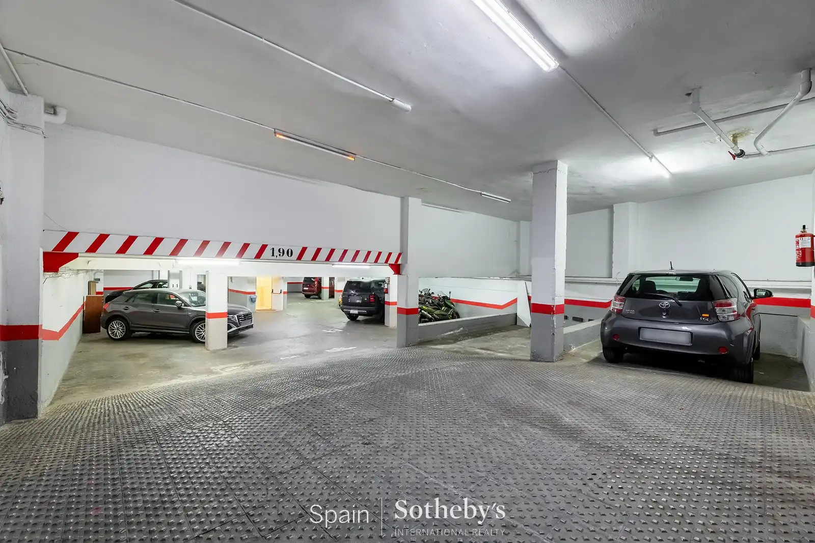 Aparcament de Àtic en venda en Madrid amb Aire condicionat, Calefacció i Jardí privat