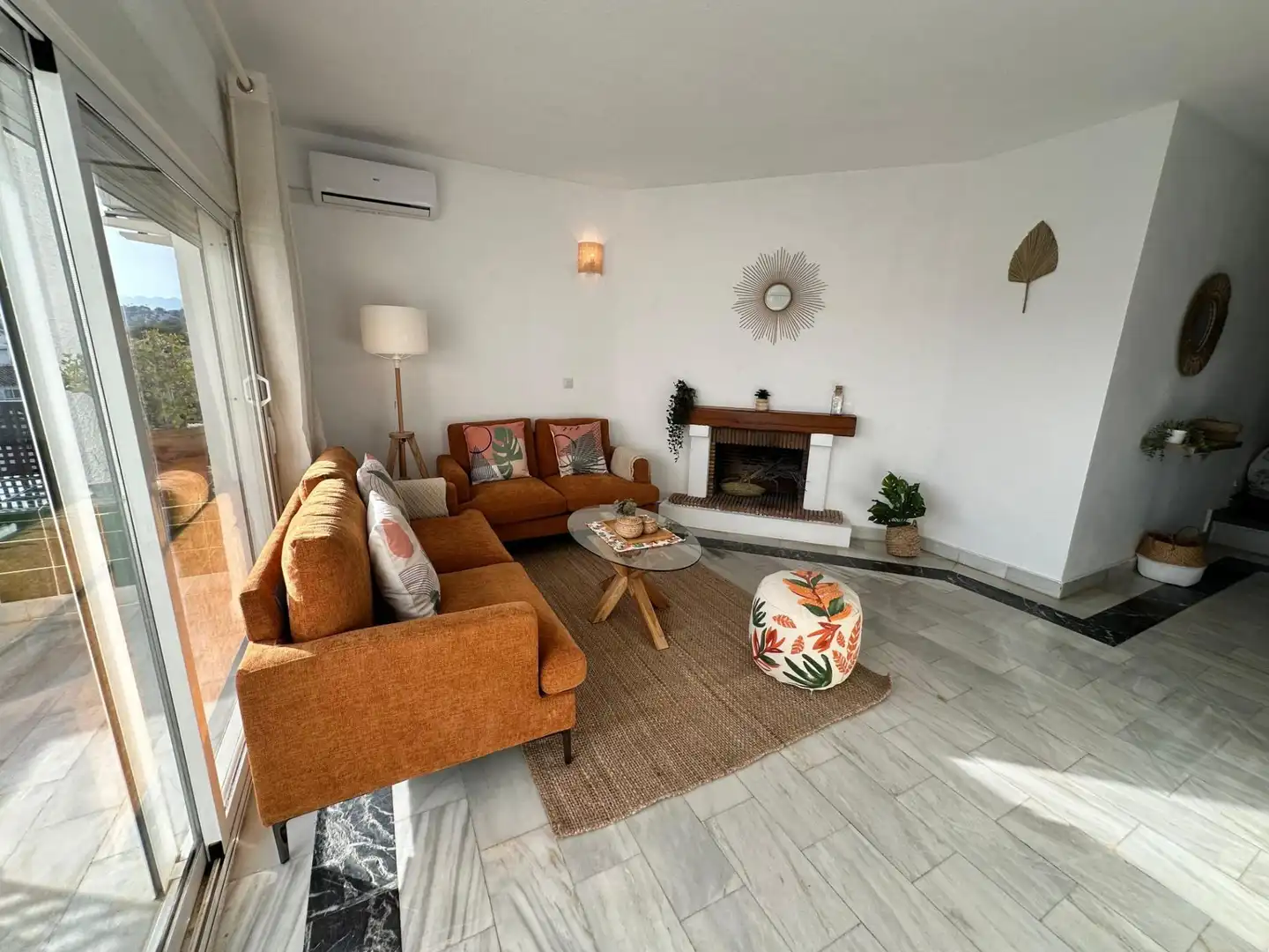 Sala de estar de Ático en venta en Mijas con Aire acondicionado, Calefacción y Jardín privado