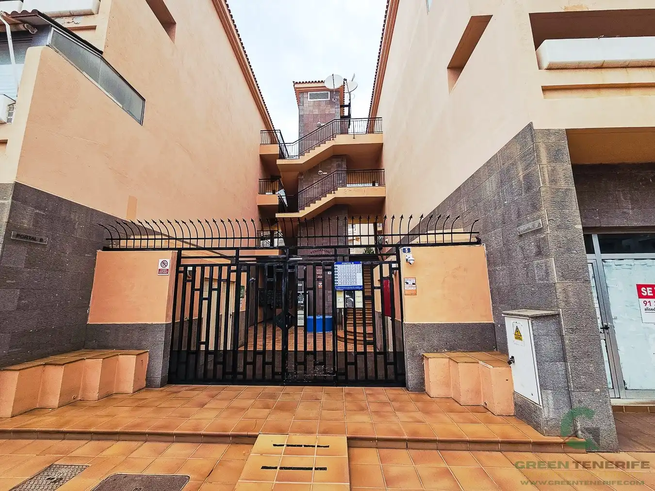 Vista exterior de Pis de lloguer en Arona amb Terrassa, Piscina i Moblat