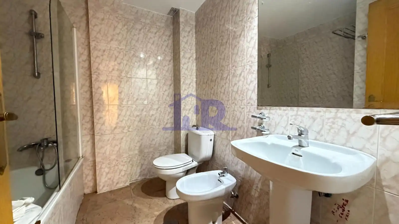 Baño de Piso en venta en Cuenca con Trastero