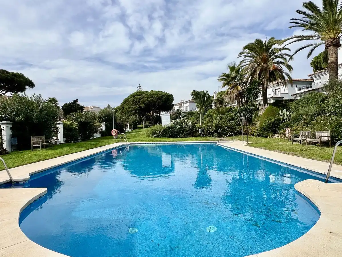 Piscina de Casa adosada en venta en Marbella con Aire acondicionado, Terraza y Piscina comunitaria