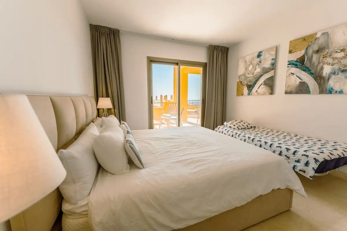 Schlafzimmer von Wohnungen zum Verkauf in Benahavís mit Gemeinschaftspool