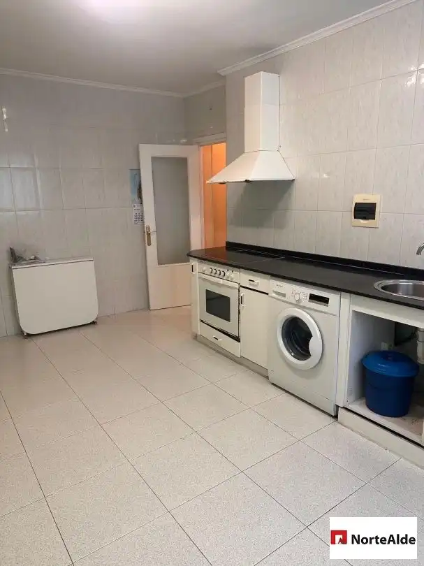 Cocina de Piso en venta en Barakaldo  con Calefacción, Trastero y Balcón